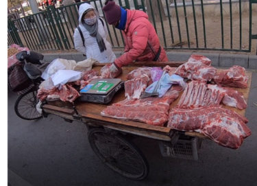 大きな幹線道路の肉屋