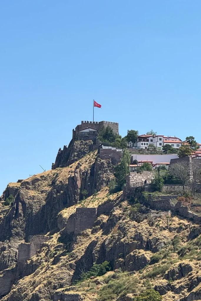Zitadelle von Ankara über dem felsigen Hang nahe Ulus