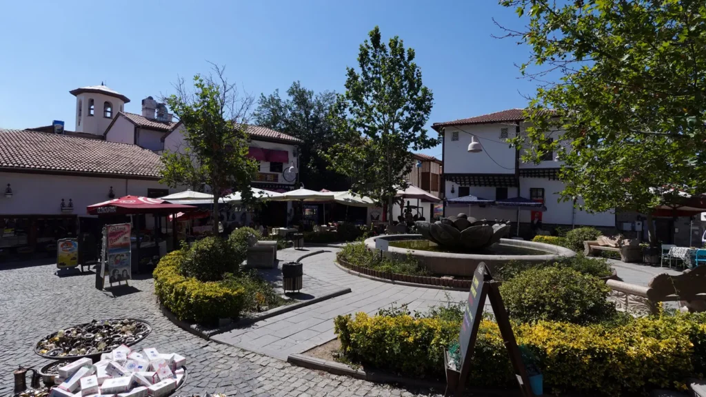 Traditionelle Gebäude, Cafés und Innenhof nahe der Zitadelle von Ankara