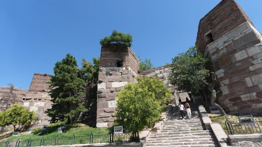 Steintreppen und historische Mauern an der Zitadelle von Ankara
