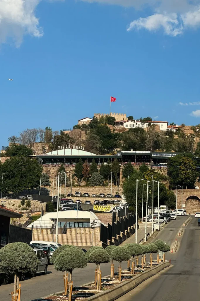 Ansteigende Straße von Ulus in Richtung Zitadelle von Ankara