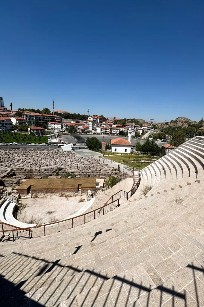 Überreste des Römischen Theaters und historisches Stadtbild in Ulus, Ankara