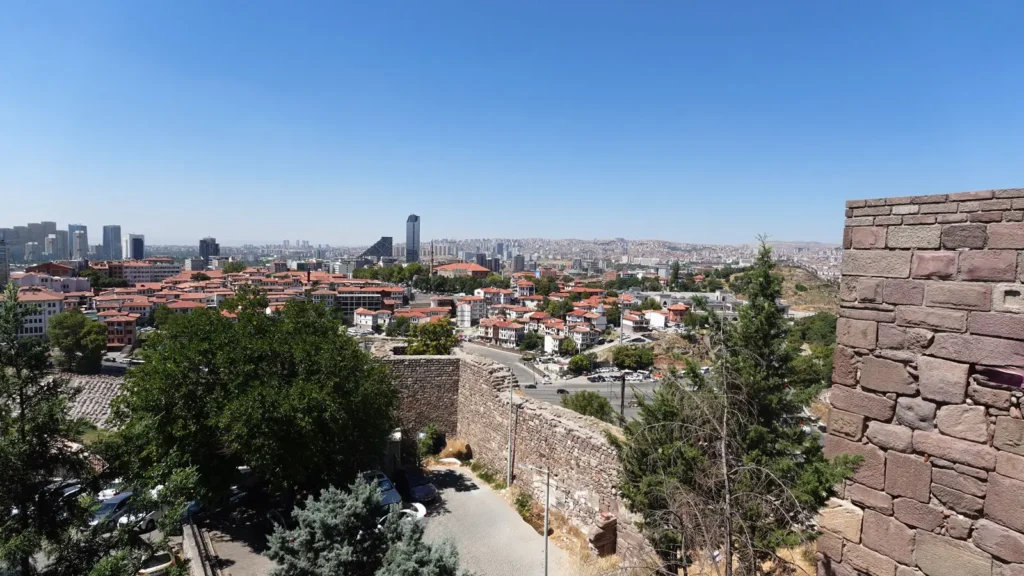 Blick vom Bereich der Zitadelle über das historische Ulus und das moderne Ankara