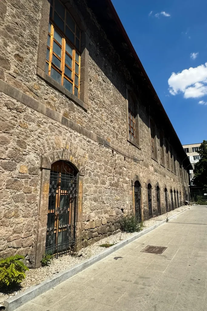 Historisches Steingebäude mit Holzfenstern in Ulus, Ankara