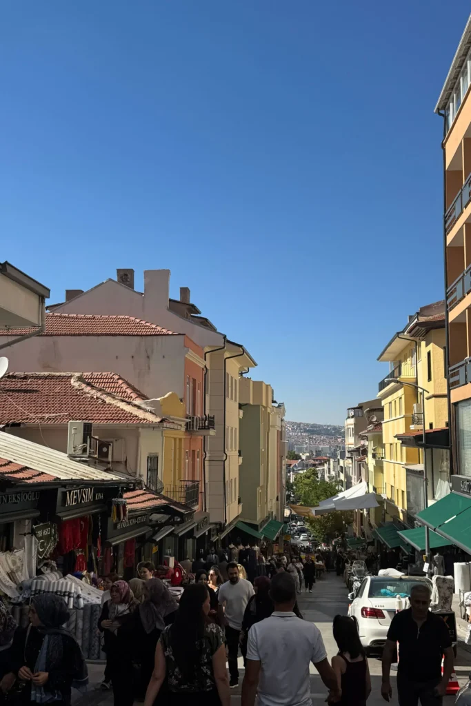 Belebte ansteigende Einkaufsstraße mit Fußgängern und Geschäften in Ulus, Ankara