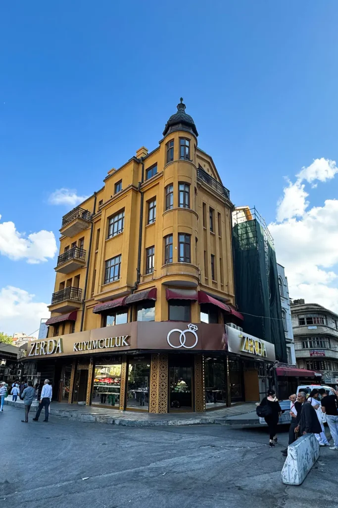 Historisches Geschäftsgebäude und Fußgänger im Viertel Ulus in Ankara