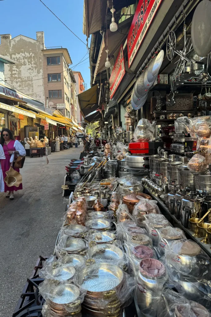 Kochgeschirr und Metallwaren vor Geschäften in Ulus, Ankara
