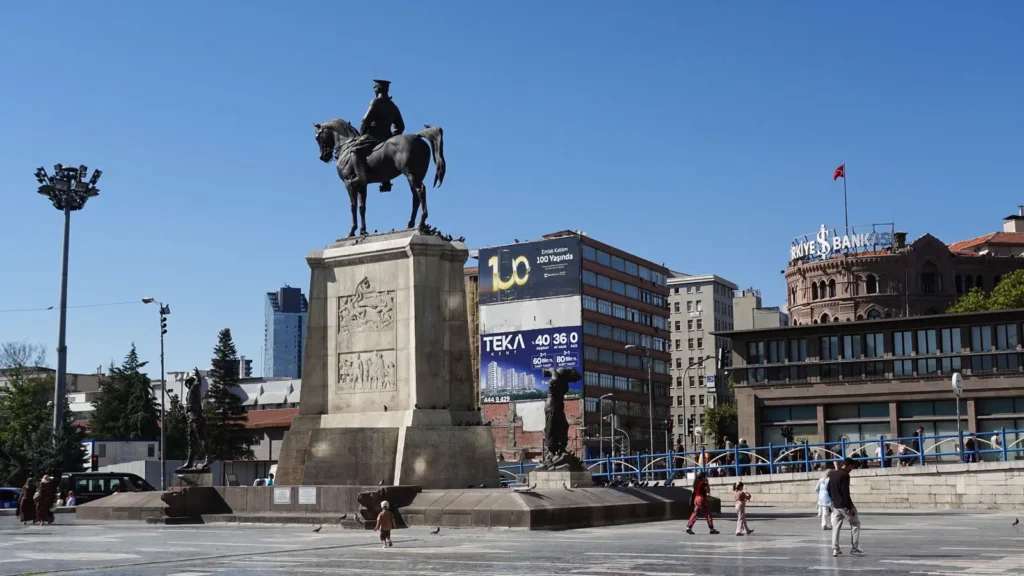 Republikdenkmal auf dem Ulus-Platz in Ankara